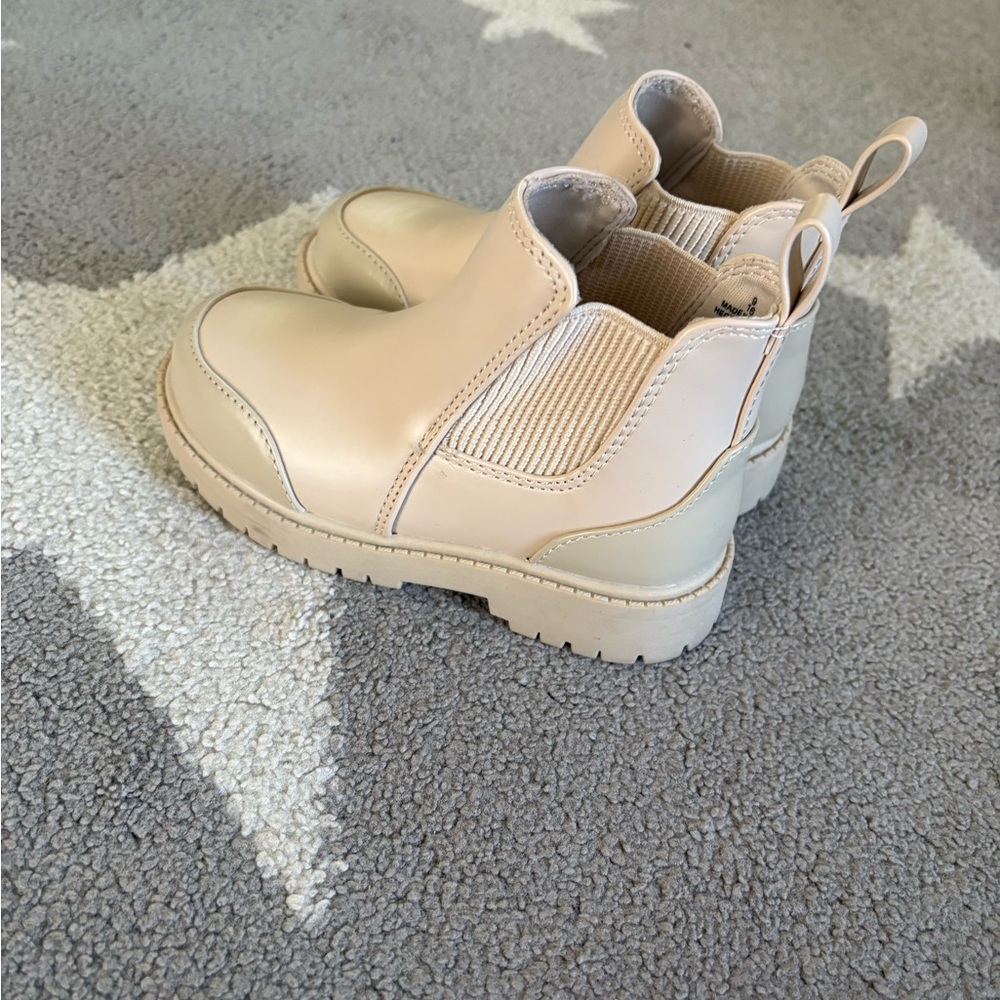 Old Navy Kids Cream Chelsea Boots. Toddler 10c